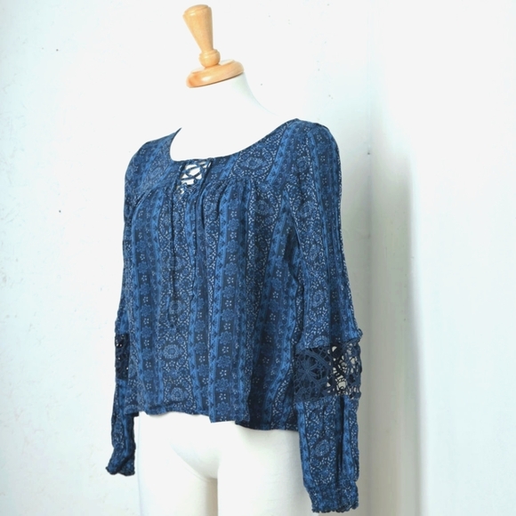 Hollister | Blue bohemian pattern with cut out lace sleeves - Picture 2 of 12